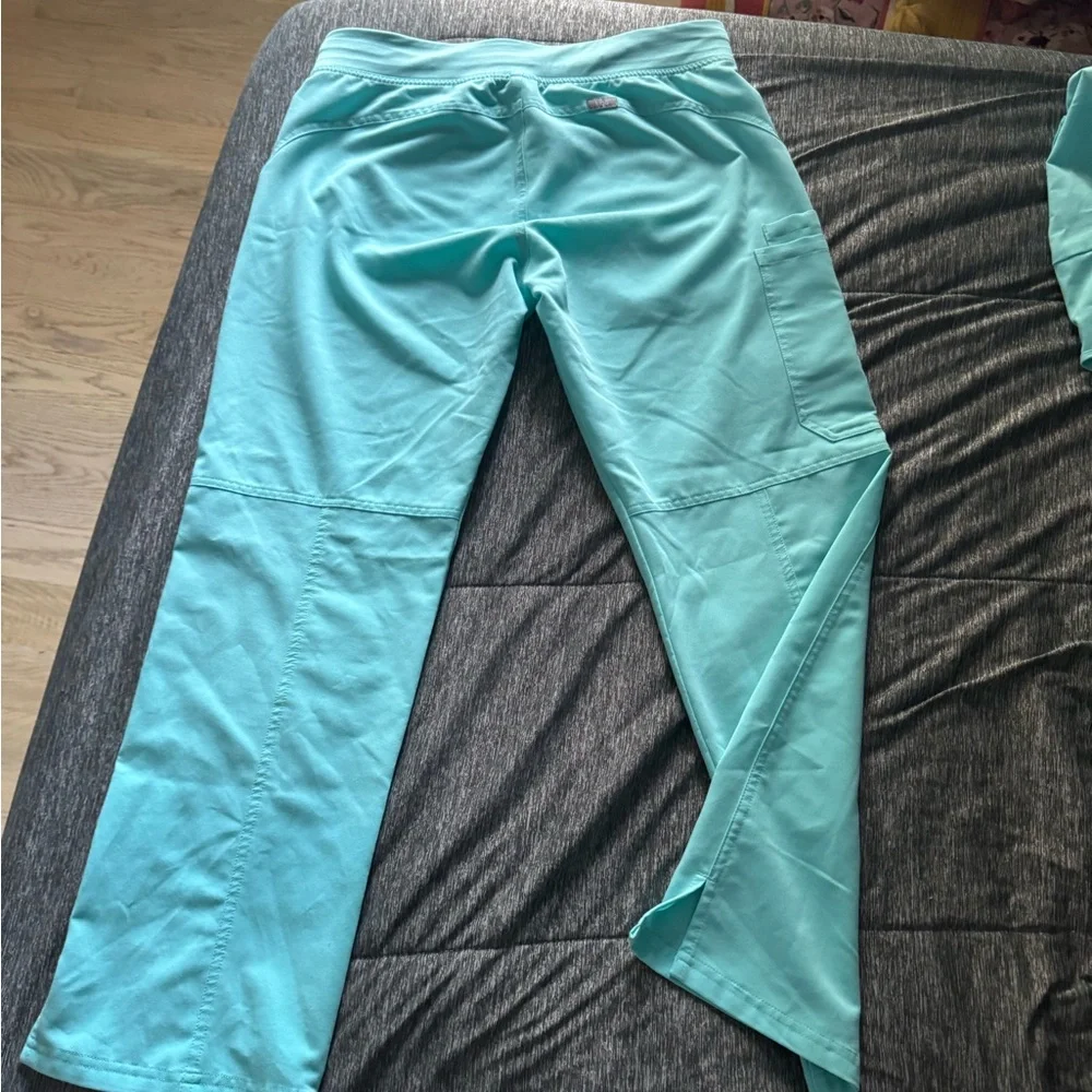 Scrub Set - Picture 2 of 6